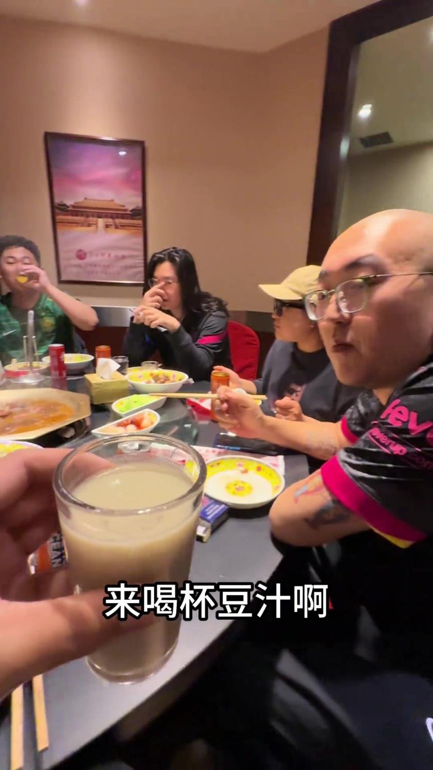 爆笑，青岛西海岸球迷到北京后得知比赛延期，只能喝豆汁消愁